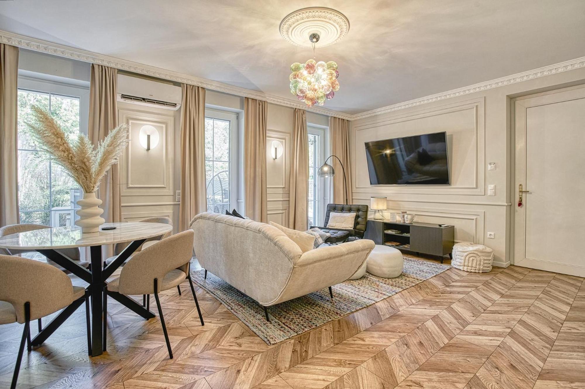 The Doors Luxury Apartment Мошонмадьяровар Экстерьер фото